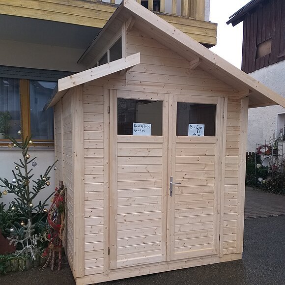 Holzhäuschen Blick von aussen für Verkauf von Regionalen Produkten