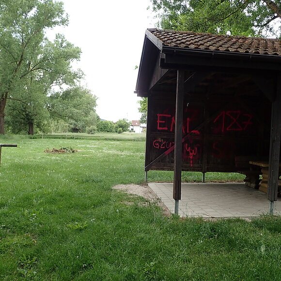 Bootsrastplatz Gungolding Eine Schutzhütte aus Holz mit Dach und einem befestigten Boden schützen die Bootswanderer bei Regen vor der Nässe.