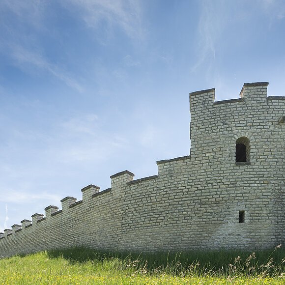 Römerkastell Vetoniana bei Pfünz Das Römerkastell Vetoniana inmitten einer grünen Wiese. Das Kastell erstreckt sich nach hinten und man kann die Mauer mit ihren Zinnen gut erkennen.