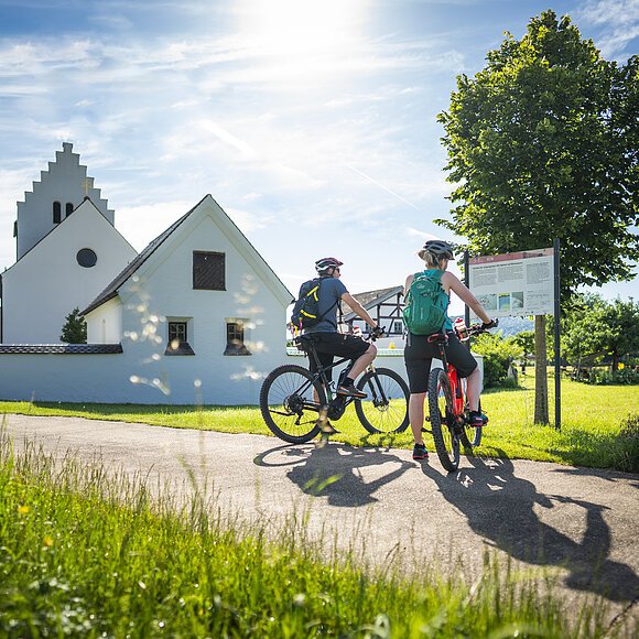 Radler vor Kirche in Böhming