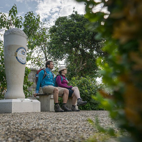 Wanderer im Garten der Brauerei Gutmann in Titting