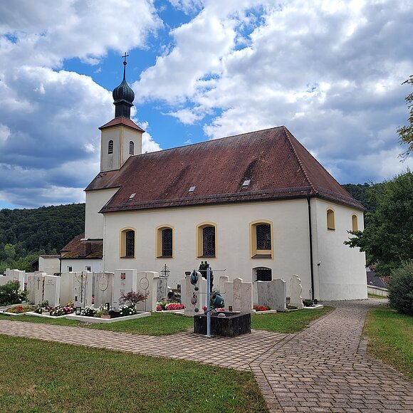 Die Kirche bei strahlend blauem Himmel zu sehen.