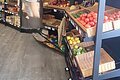 Frisches im Dorfladen Heimat und Genuss Gungolding Regal mit frischem Obst und Gemüse in einem Lebensmittelgeschäft mit Holzbalkendecke.